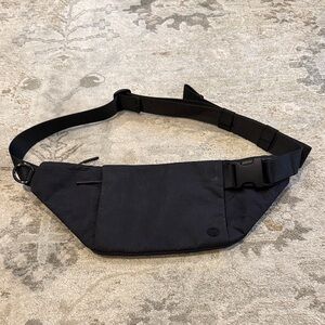 lululemon athletica Black Belt
Bag Sleek Modern Design